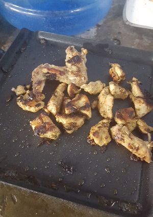 Una foto de Pollo a la plancha con mantequilla a la hierba