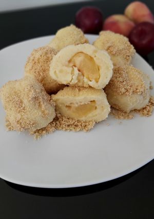 O poză a rețetei Gomboți (găluște) cu prune și nectarine🍑.