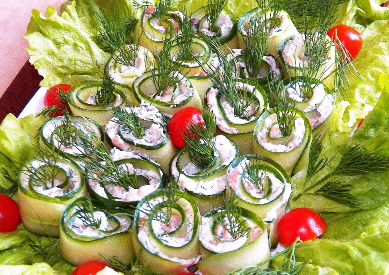 Рулетики с огурцом и рыбой. Рулетики из огурцов с рыбой. Рулетики из огурцов. Рулетики из огурца. Рулетики с огурцом и творожным сыром.