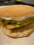 Sándwich de pollo con mayonesa y aguacate (Ave Palta Mayo en Chile)