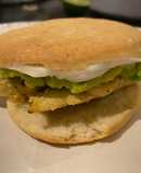 Sándwich de pollo con mayonesa y aguacate (Ave Palta Mayo en Chile)