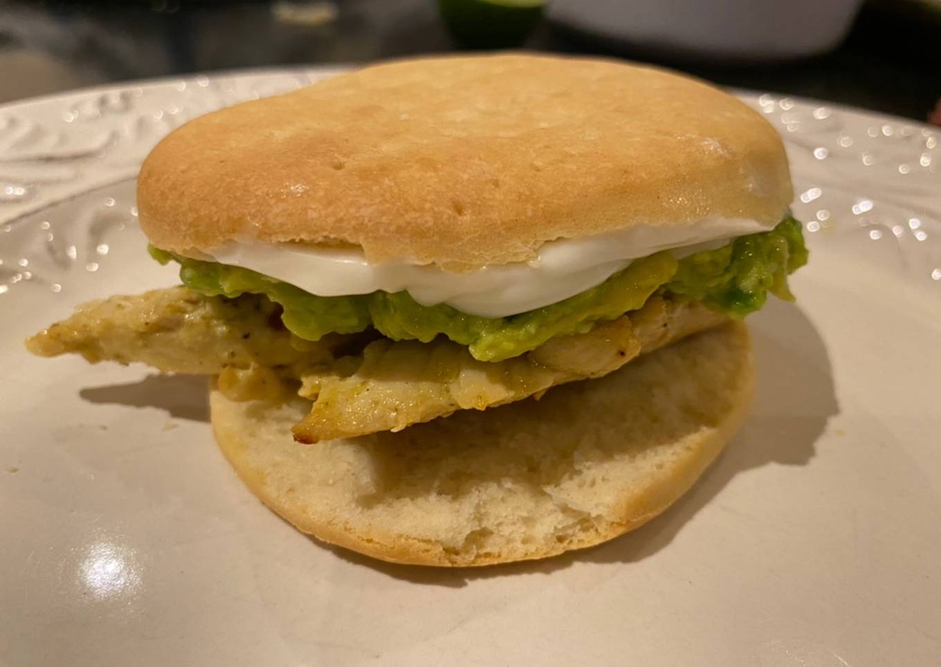 Sándwich de pollo con mayonesa y aguacate (Ave Palta Mayo en Chile)