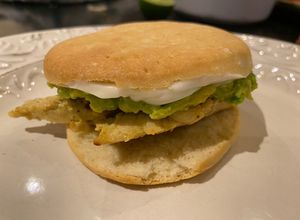Una foto de Sándwich de pollo con mayonesa y aguacate (Ave Palta Mayo en Chile)