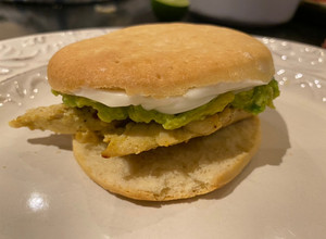 Una foto de Sándwich de pollo con mayonesa y aguacate (Ave Palta Mayo en Chile)