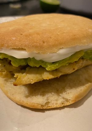 Una foto de Sándwich de pollo con mayonesa y aguacate (Ave Palta Mayo en Chile)