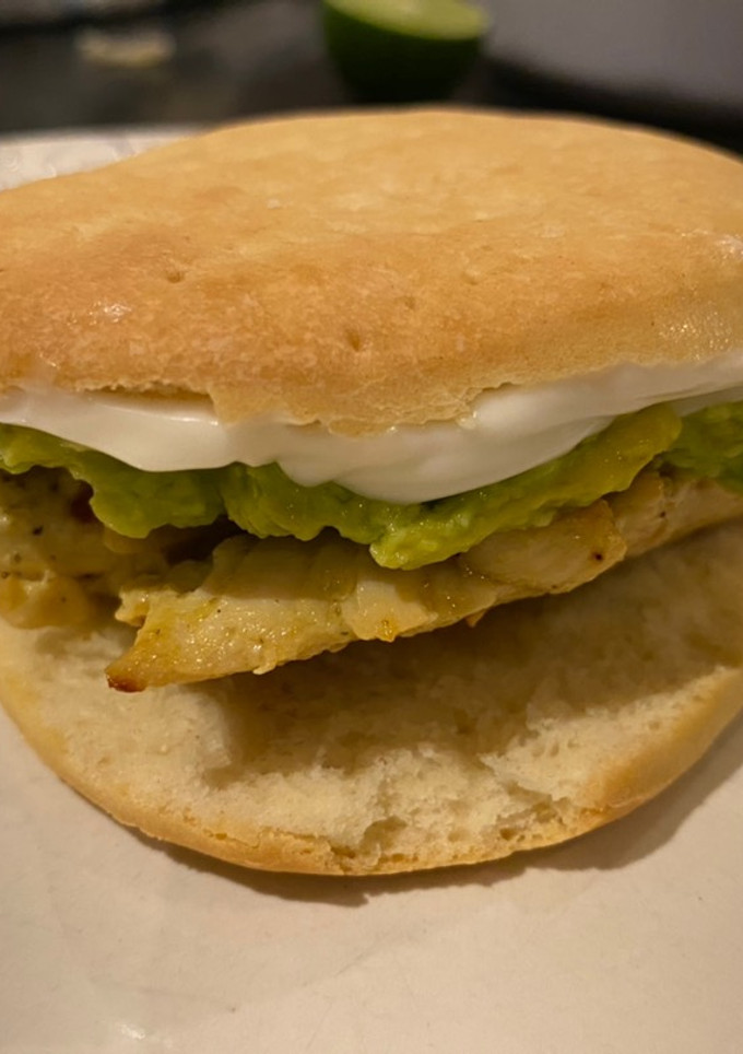 Una foto de Sándwich de pollo con mayonesa y aguacate (Ave Palta Mayo en Chile)