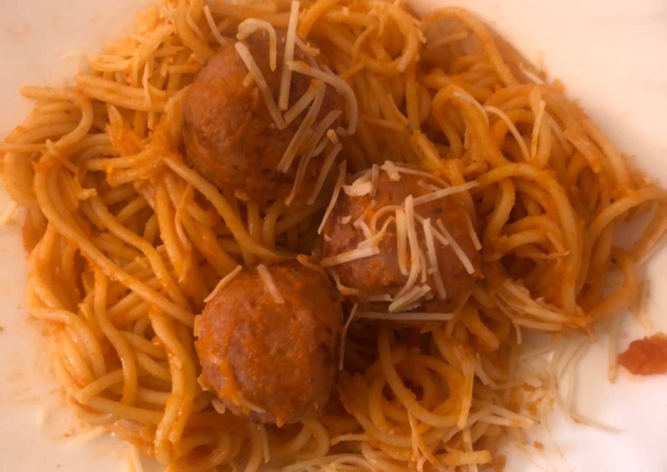 Espaguetis con albóndigas