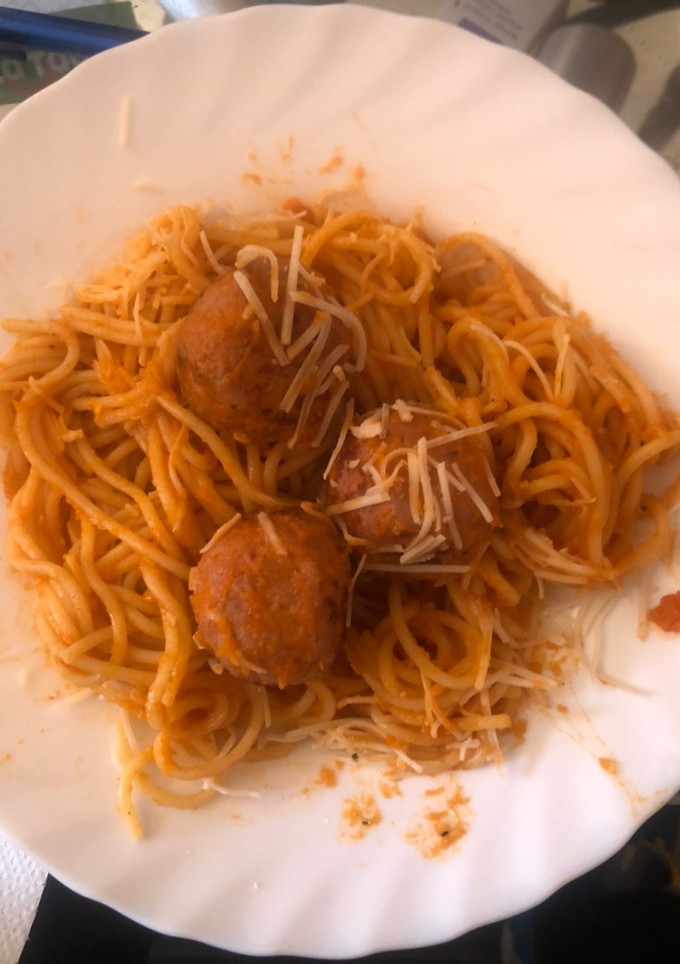 Una foto de Espaguetis con albóndigas
