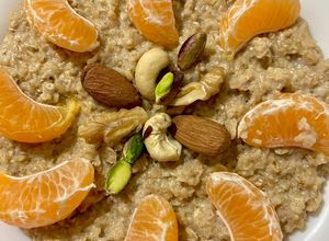 Foto di Porridge alla cannella con mandarino e mix di frutta secca 🍊🥜
