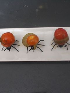 Una foto de Hormigas con pepinillos y cherrys