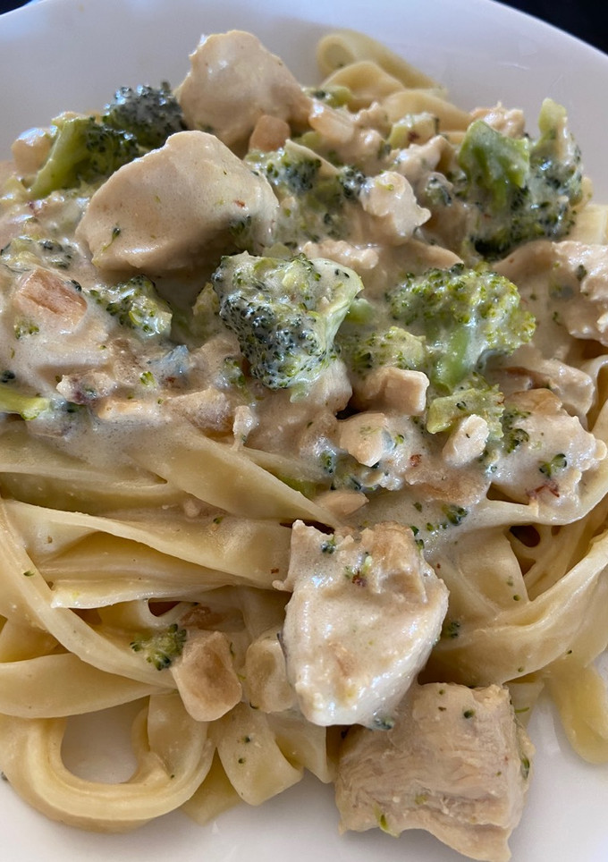 Una foto de Crema de pollo, brócoli y queso azul