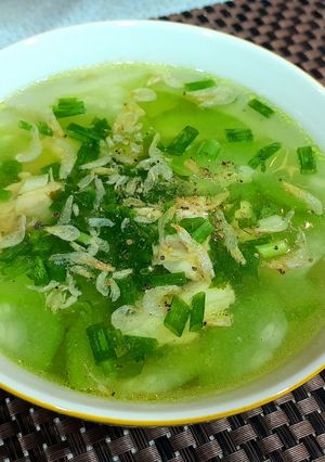 Hình của món Canh bí xanh nấu gà và tép khô.