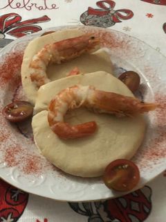 Una foto de Pan de pita relleno de cóctel de gambas