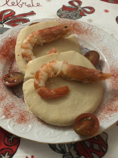 Una foto de Pan de pita relleno de cóctel de gambas