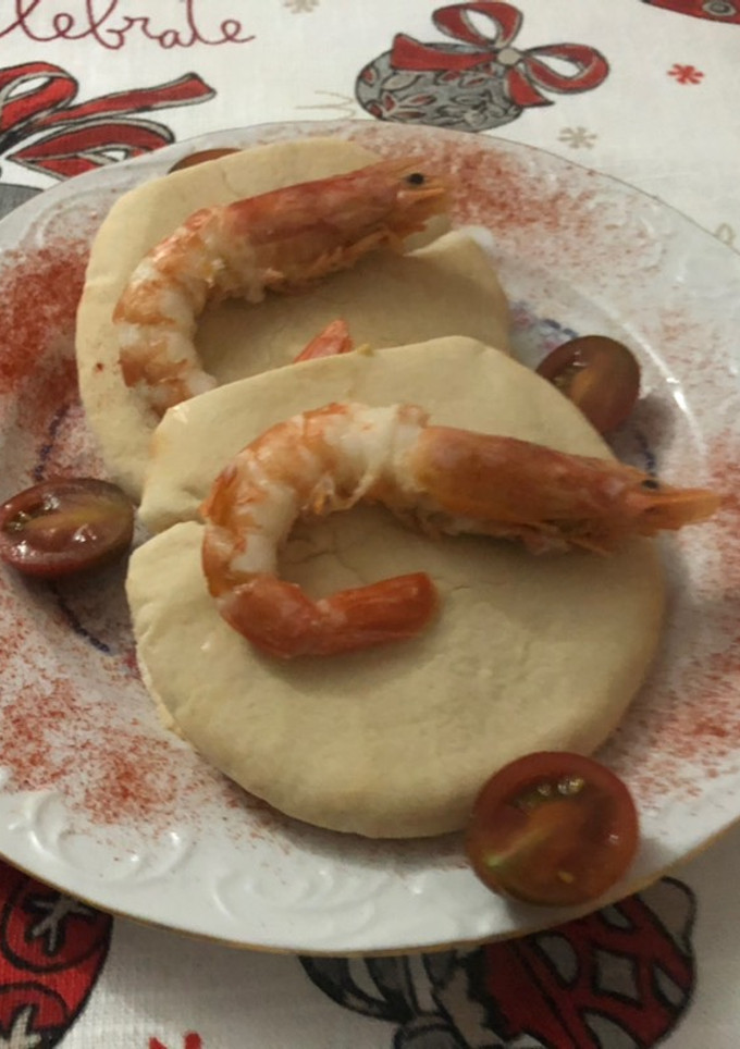Una foto de Pan de pita relleno de cóctel de gambas