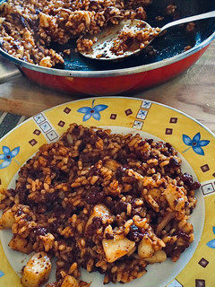 Una foto de Arroz con morcilla y sepia. Mar y montaña