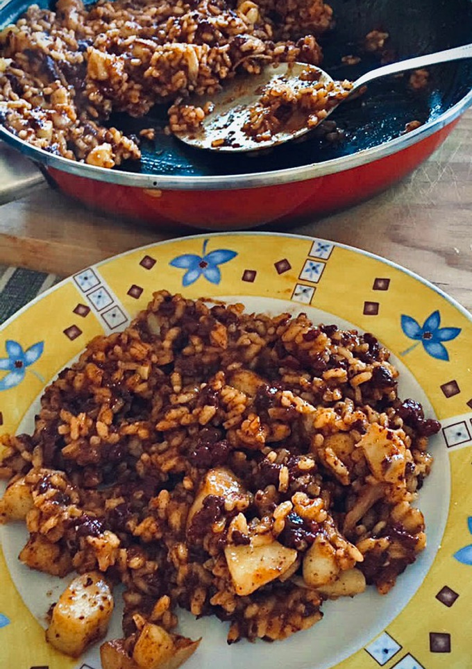 Una foto de Arroz con morcilla y sepia. Mar y montaña