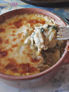 Una foto de Espinaca con pollo gratinada con queso y bechamel