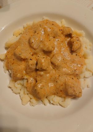 Tejfölös pulykagulyás gluténmentes galuskával recept fotója