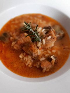 Una foto de Arroz caldoso de costillas y alcachofas