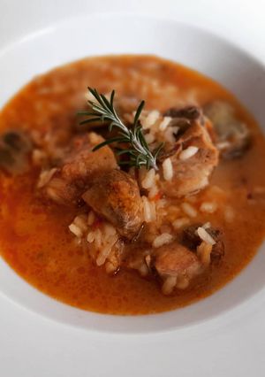 Una foto de Arroz caldoso de costillas y alcachofas