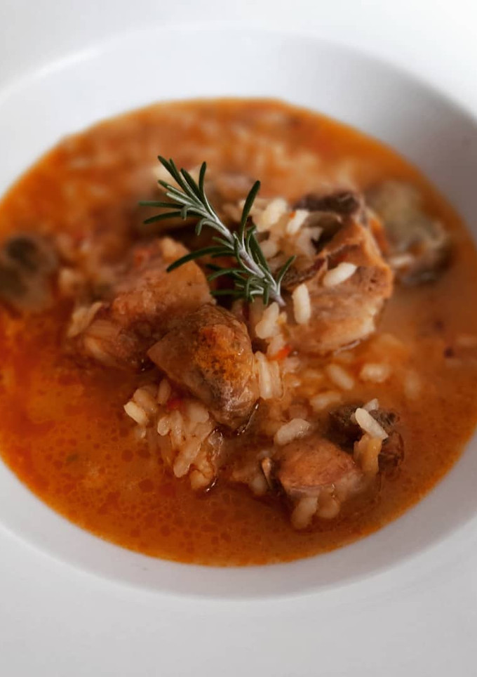 Una foto de Arroz caldoso de costillas y alcachofas
