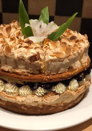 O poză a rețetei Tort ceresc 😍blat pufos, bezea, semințe de migdale, frișcă cu mascarpone și afine😋👌.