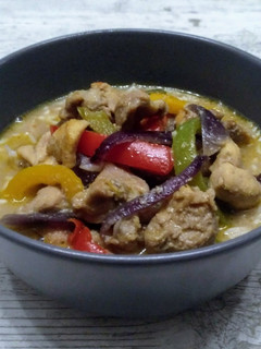 Una foto de Pollo al curry verde (estilo thai)