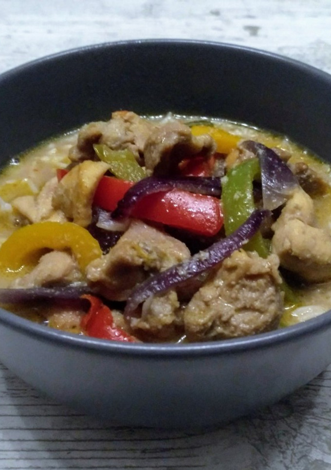 Una foto de Pollo al curry verde (estilo thai)