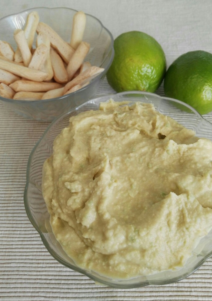 Una foto de Hummus de aguacate