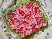 Una foto de ensalada rusa