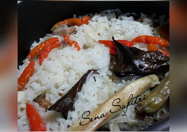 Bagaimana Menyiapkan Nasi liwet rice cooker simple 😊 yang Bikin Ngiler