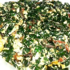 A picture of Eggs in vinespinach.