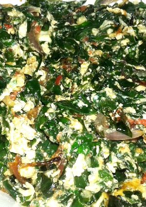 A picture of Eggs in vinespinach.