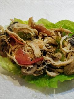 Una foto de Taco de lechuga con pollo desmechado sazonado