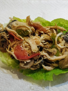 Una foto de Taco de lechuga con pollo desmechado sazonado
