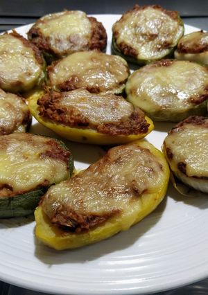 Una foto de Zapallitos, papas y cebollas rellenos