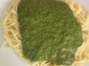 Una foto de salsa pesto de ajo y perejil
