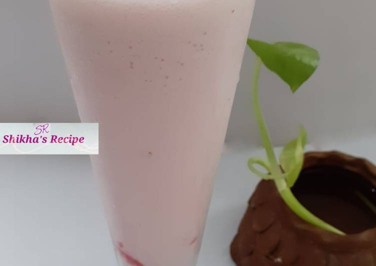 Step-by-Step Guide to Make Super Quick Homemade Strawberry milkshake