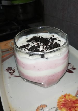 A picture of White choco yogurt & Strawberry mousse.