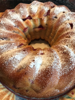 Una foto de Bundt cake de fresas con nata