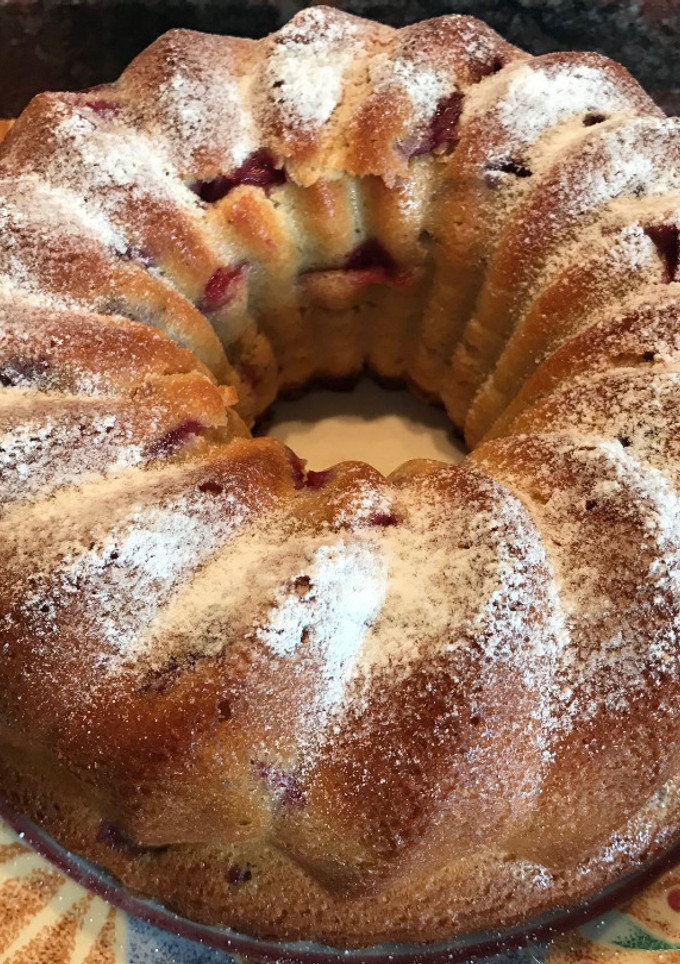 Una foto de Bundt cake de fresas con nata