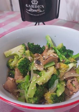 Foto resep Tumis Brokoli Ayam Jamur