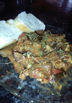 Una foto de Berenjena con mostaza y salsa