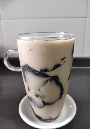 A picture of DIY Milk Tea with Grass Jelly.