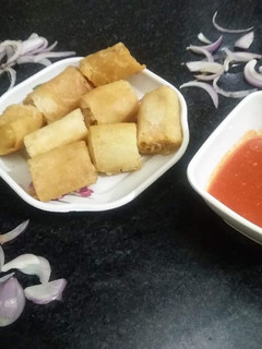 वीट नूडल्स स्प्रिंग रोल (Wheat noodles spring roll recipe in Hindi) रेसिपी मुख्य फोटो