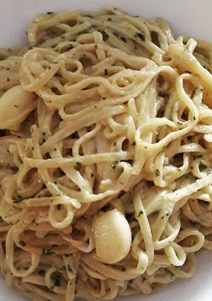 Una foto de Tallarines con crema de albahaca
