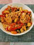 Noodles de pollo con verduras