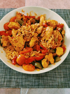 Una foto de Noodles de pollo con verduras