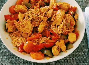 Foto principal de Noodles de pollo con verduras